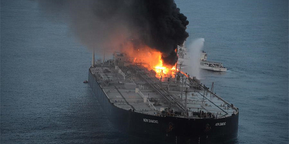 一艘油轮在斯里兰卡东部海域着火 一名船员死亡