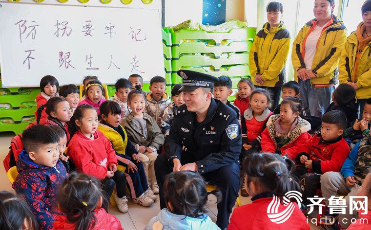 2019年3月22日，山东省东营市。民警为悠久幼儿园的孩子们讲解防拐骗安全知识。_副本