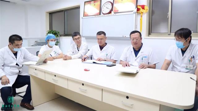 王亮（右二）团队在讨论病情