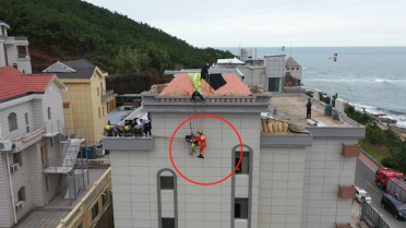 因大风滑翔伞失控，威海一男子被挂在酒店外墙上