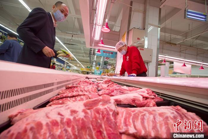 资料图：山西省太原市一超市，消费者正在选购猪肉。<a target='_blank' href='http://www.chinanews.com/'>中新社</a>记者 张云 摄