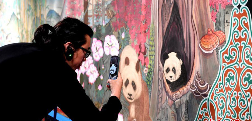 《大熊猫百图唐卡长卷》巨幅长卷在成都亮相
