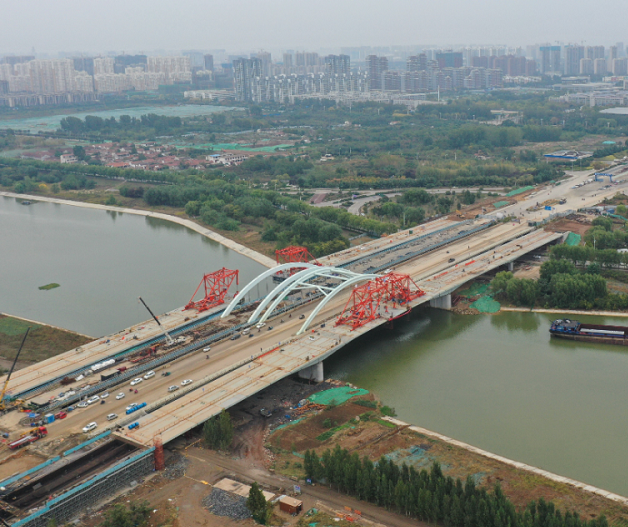 济宁内环高架项目两座京杭运河桥顺利合龙