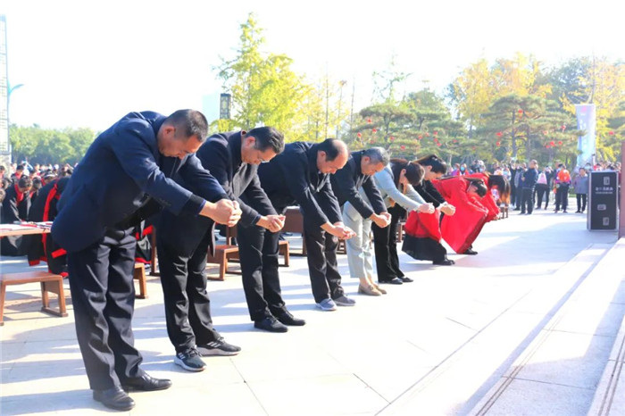 鞠躬行礼2-1.jpg