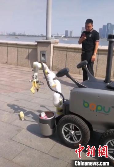 机器人正在抓取垃圾。江干区城管局供图