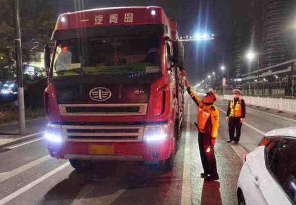 10天50辆！淄博高新区交警持续严厉打击货车超载
