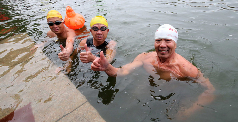 潍坊市冬泳协会超千人，他们游泳同时义务救生救助