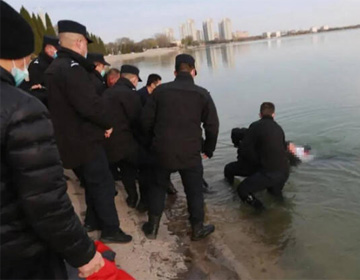 滨州一女子落入冰冷湖水 路过民警展开紧急救援