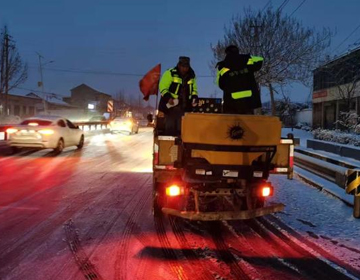 撒布融雪剂31.5吨 滨州公路系统启动应急预案保畅通