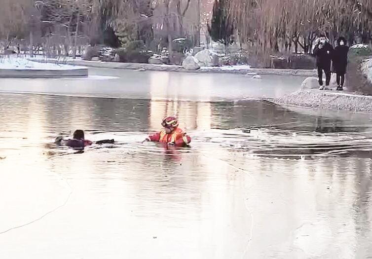少年坠入冰湖 淄博消防员破冰救援