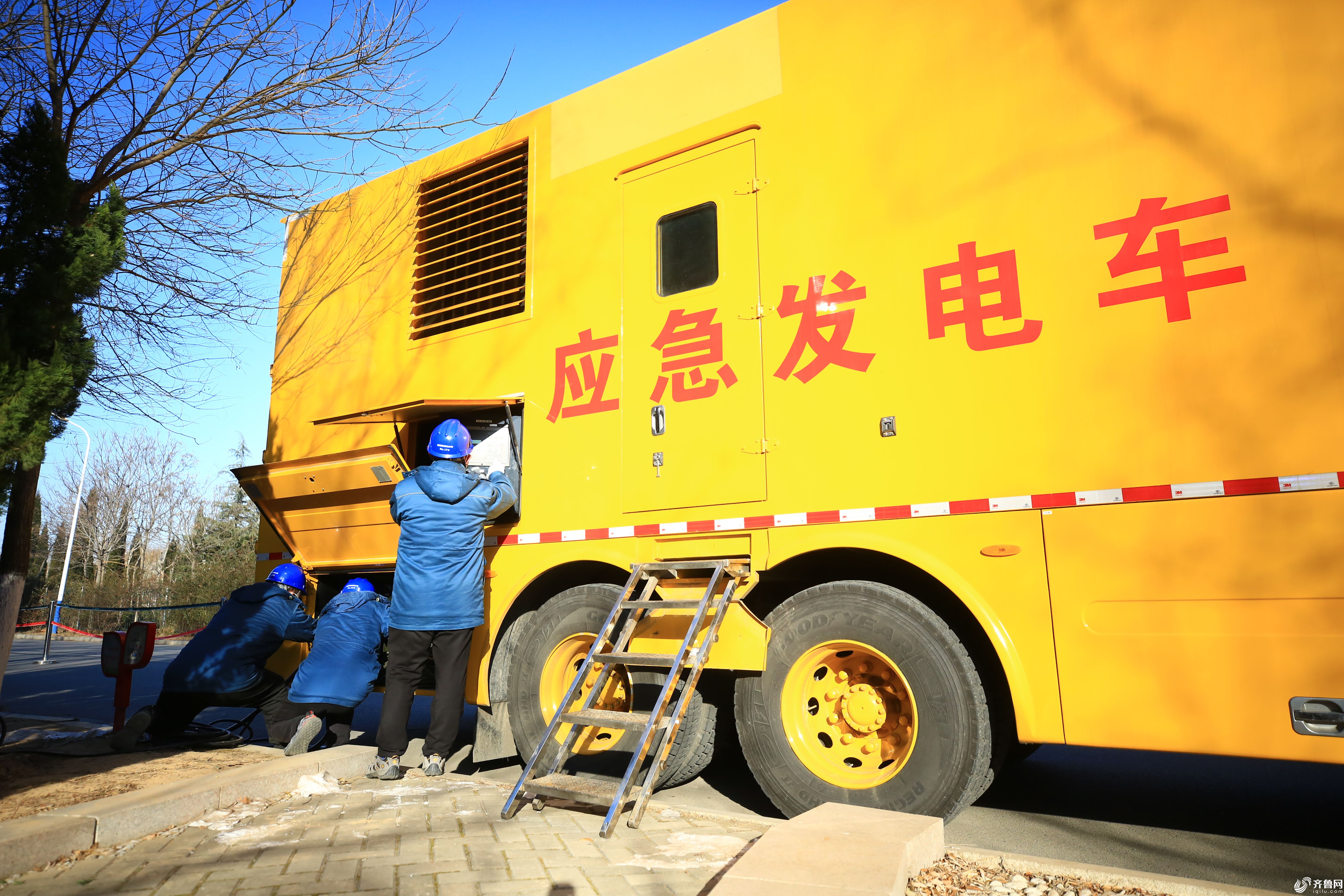 国网滨州供电公司配电运检人员在检查应急发电车（代福永 摄） (3)
