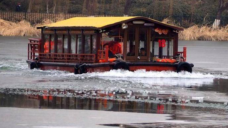 大明湖里“破冰船”开辟航道 噼里啪啦场面挺壮观