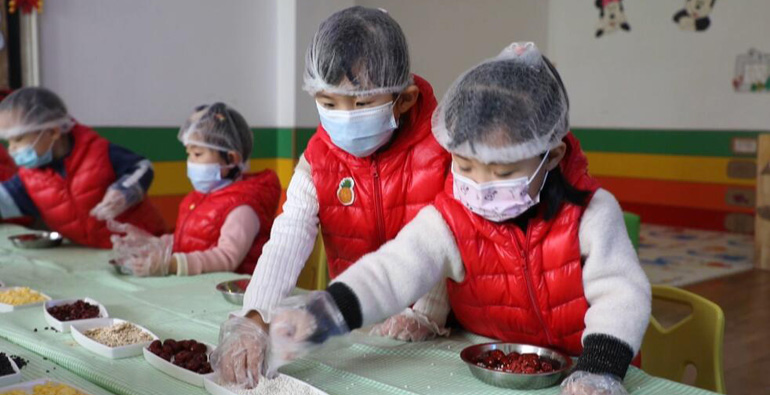 潍坊：浓情腊八节 包饺子、熬腊八粥温暖疫情防控一线工作人员