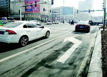 潍坊城区再添一条左转右置车道 位于东风东街新华路路口北侧路西