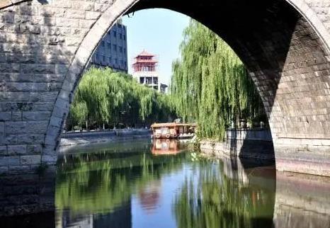 济宁城的运河景：城面青山州枕流