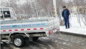 车辆侧滑卡到路沿石 东营救援队员雪天伸援手