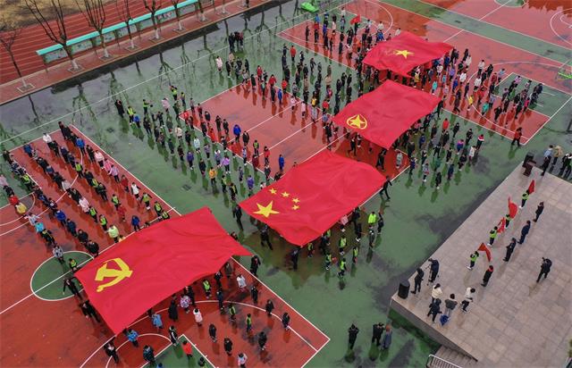 蜊江小学举行四旗传递仪式（航拍）