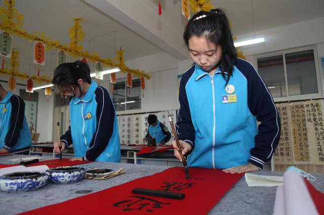 蜊江中学书法社团学生写下对建党百年的美好祝福