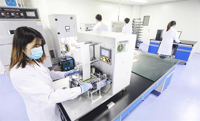 在南海新材料有限公司锂电池实验室，技术人员正在进行锂电池组装，测试产品性能 (2)