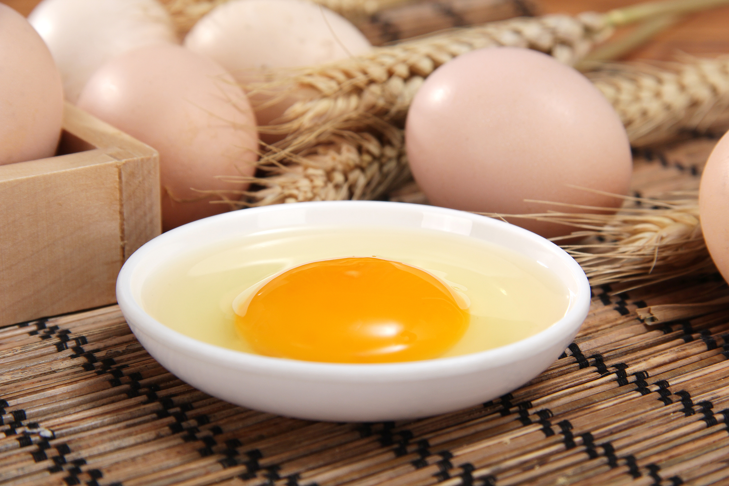 鸡蛋蛋黄颜色越红越好？ 专家：新鲜、卫生、安全是最佳选择