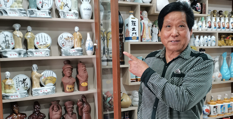 30年收藏了万件酒器酒瓶，李传统想把它们无偿捐赠