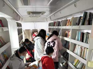 淄博市图书馆流动服务车4月份开进12个服务点