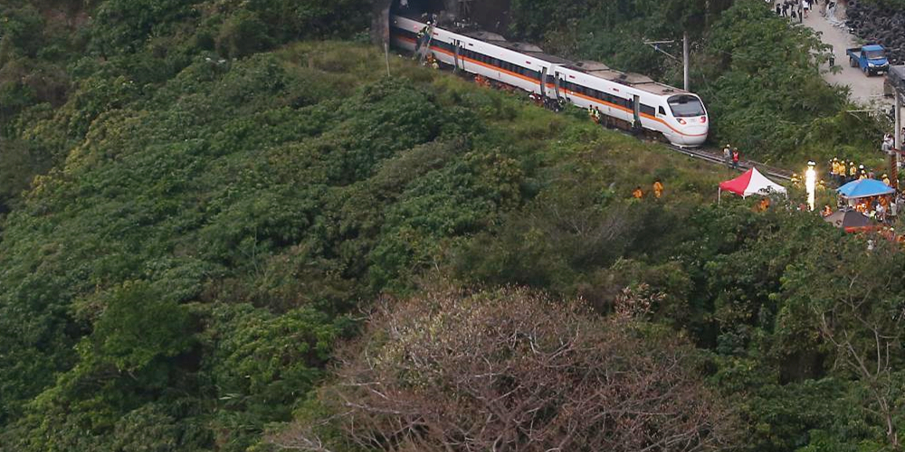 台湾铁路发生惨重交通事故