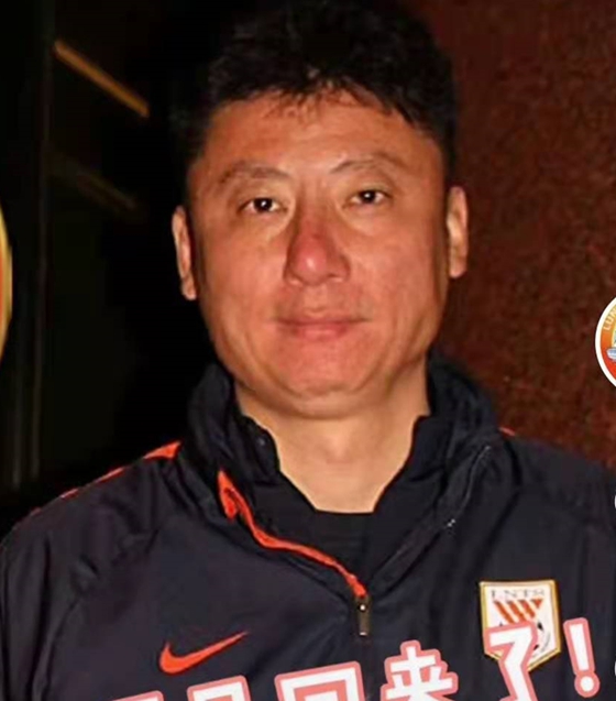 泰山队结束拉练返回济南 新领队舒畅现身与球迷合影
