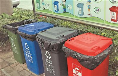 董集镇南八工作区将三色垃圾桶送到村民家 垃圾实现“对号入座”