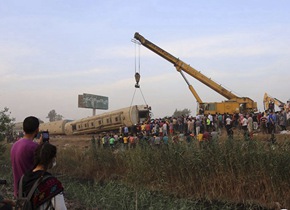 埃及发生列车脱轨事故 已致百余人死伤