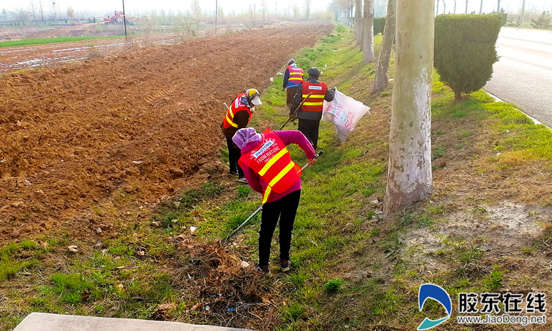 一线养护队伍集中清理公路边沟落叶、杂物