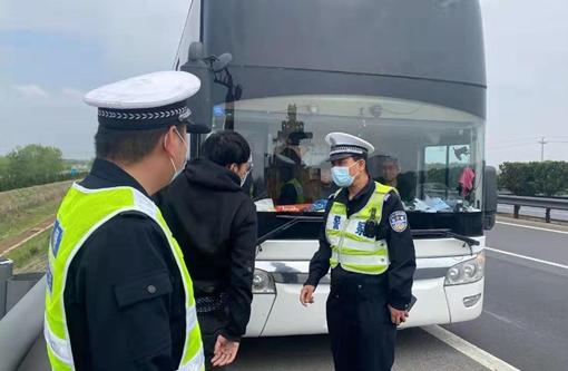 东营：旅游大巴车突发故障 60余名乘客安全转运