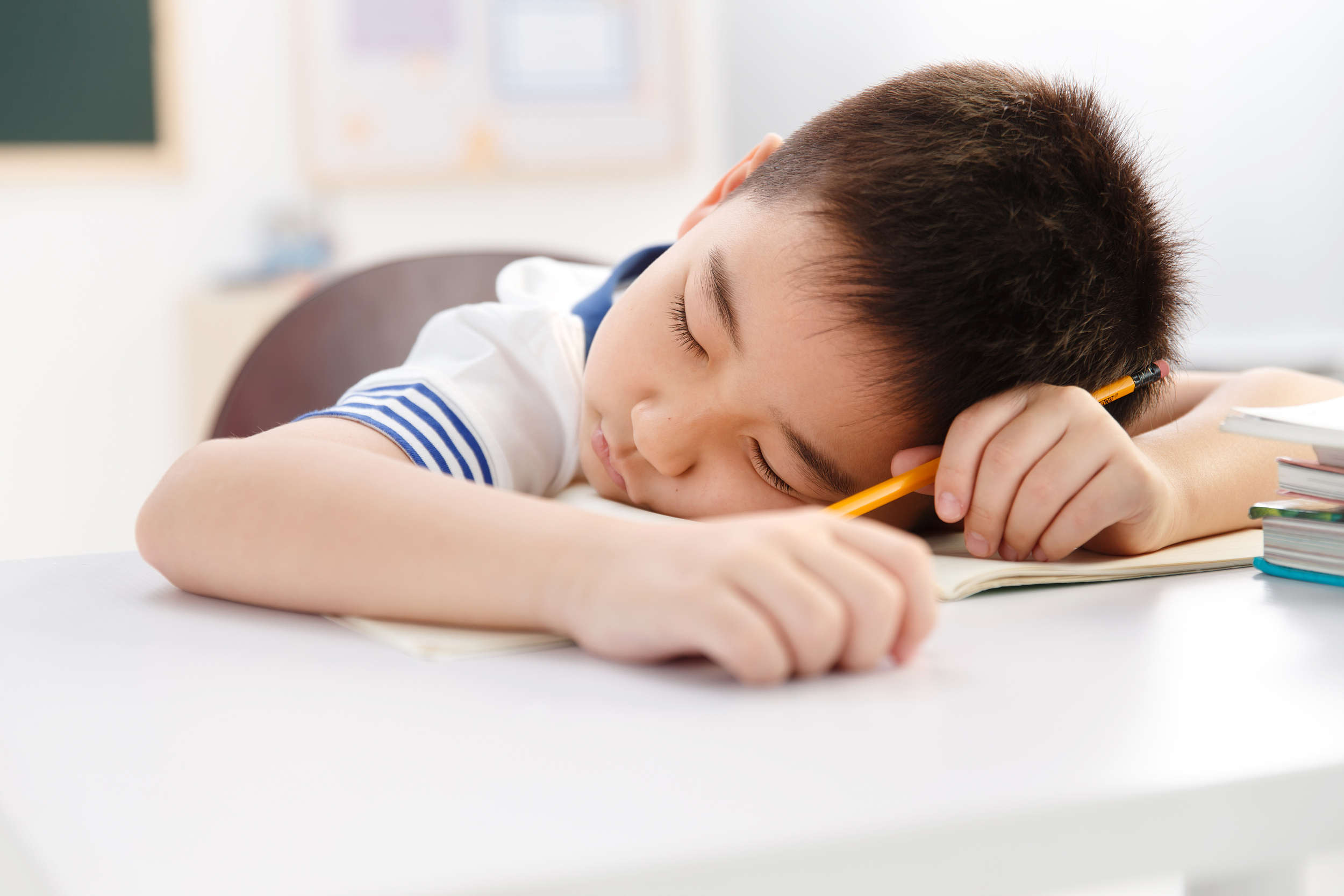 关注孩子睡眠：趴桌午睡弊处多 正确午休姿势学起来