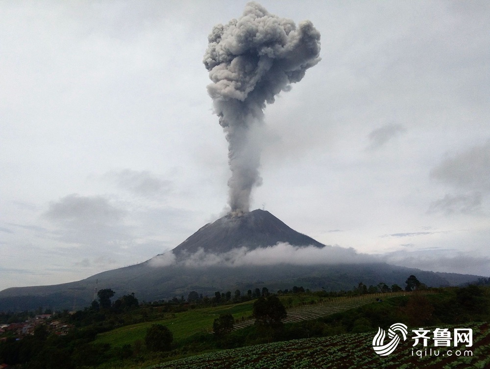 印尼锡纳朋火山喷发 浓烟高度达1500米
