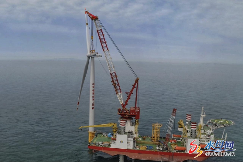 华能山东半岛南4号海上风电项目首台风机吊装施工