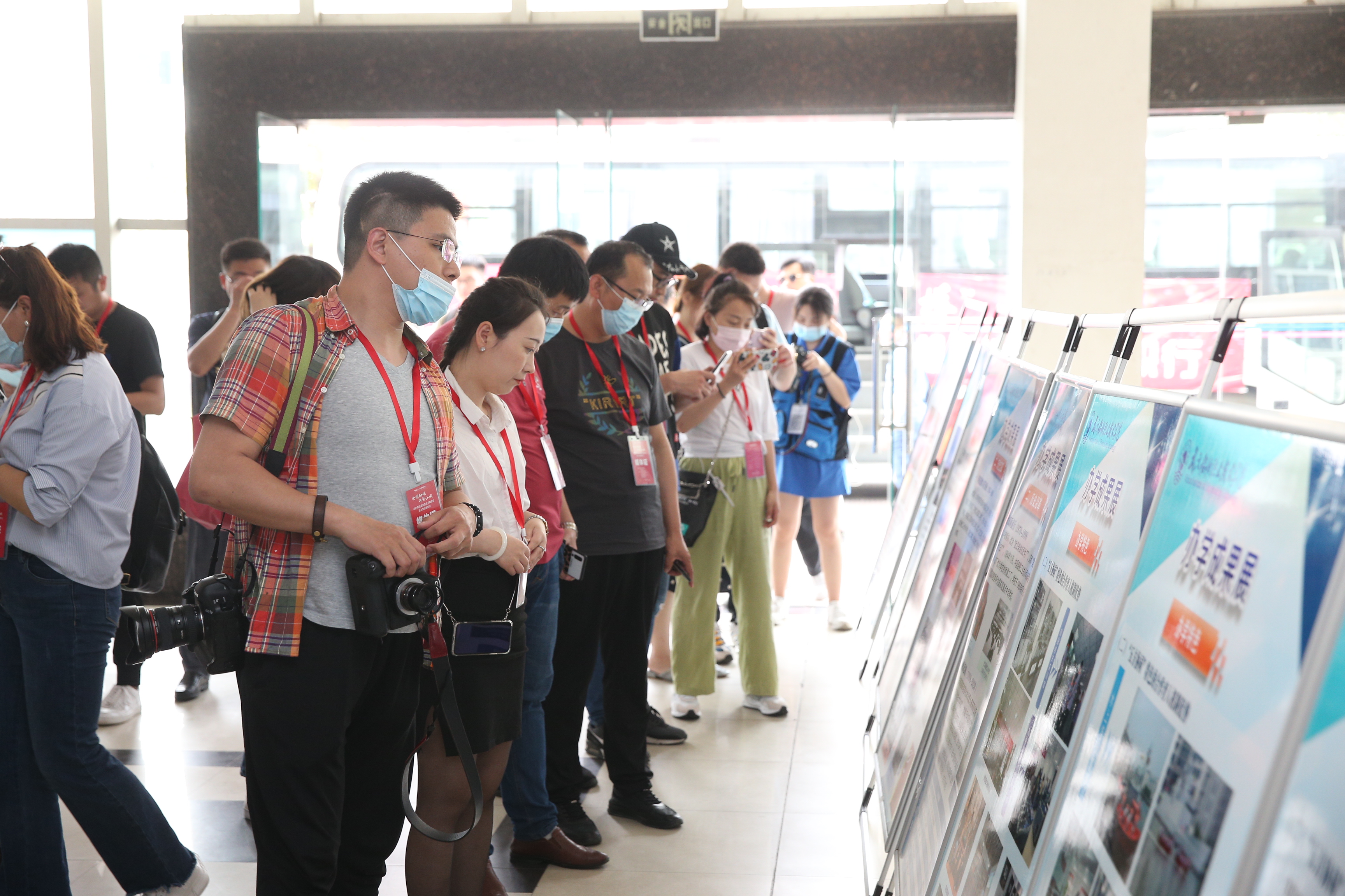 稿图一：全国40余家主流融媒体参观办学成果展。记者刘建维摄