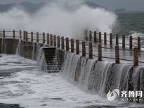 青岛受大风天气影响 海浪涌上堤岸现“瀑流”景观