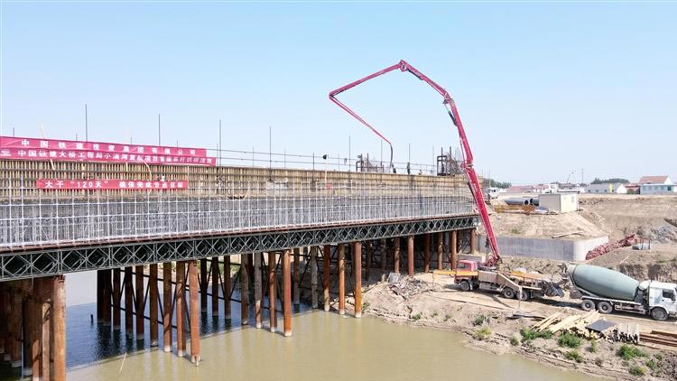 小清河复航项目淄博段系杆拱桥首次浇筑混凝土