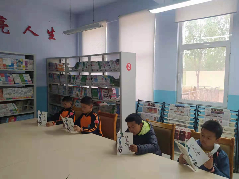 学生在阅览室读书