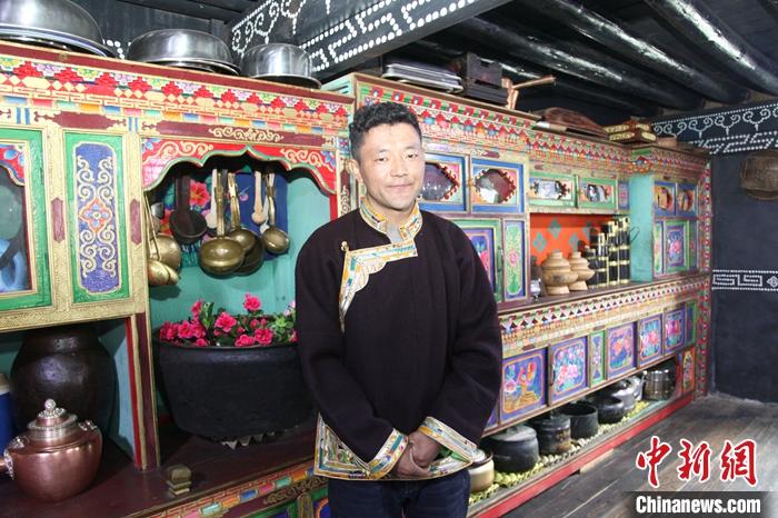 近日，35岁的藏族青年巴登在西藏自治区林芝市巴宜区鲁朗镇扎西岗村的家里接受记者采访。巴登现在经营家庭旅馆，他表示，未来还会传承农牧业，希望与旅游业结合，让游客体验自家生产的绿色食品，也期待旅游业对农牧业有促进作用。<a target='_blank' href='http://www.chinanews.com/'>中新社</a>记者 陈小愿 摄 