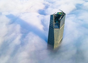 航拍青岛第一高楼穿越平流雾层