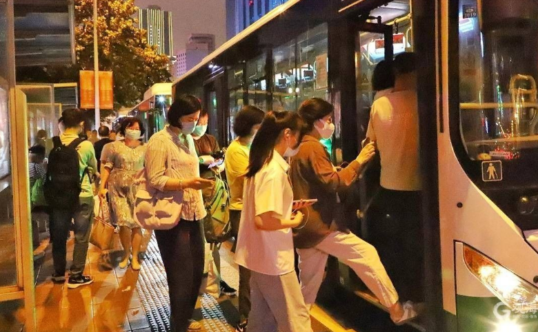 青岛夜经济升温！13条公交线路末班车时间实施季节性延时，客流稳步增长