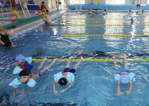 滨州市暑期游泳普及培训班首批学生下泳池“尝鲜”