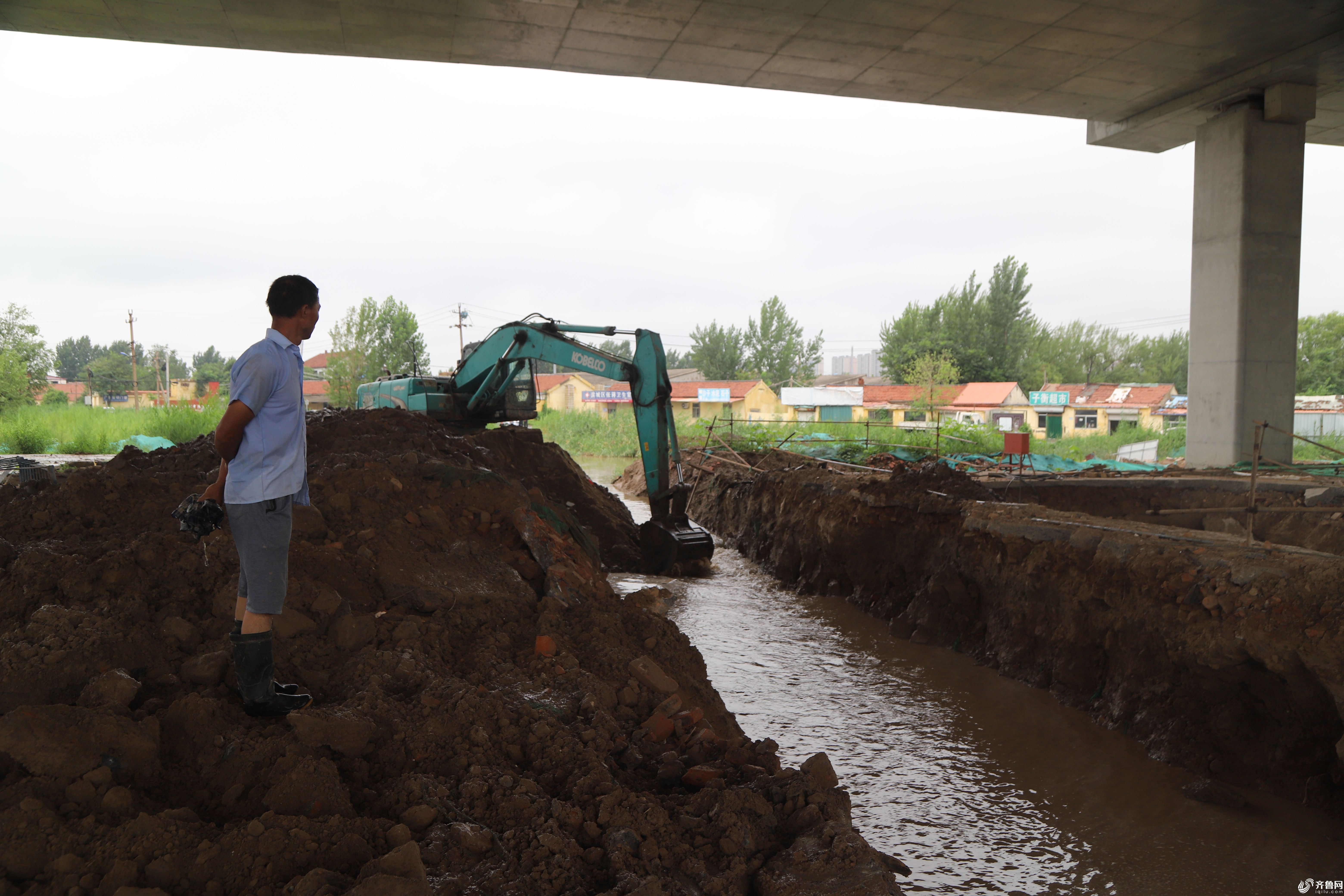黄河四桥项目处挖渠排涝