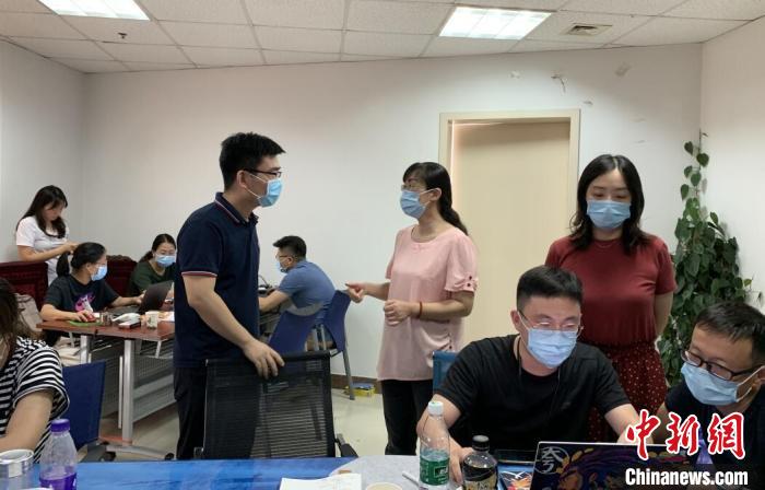 江苏各地赶赴南京的流调人员打响了与病毒争分夺秒的战斗。　江苏省疾控供图