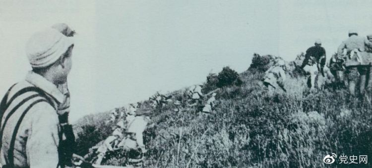 重庆谈判期间，为了反击国民党军队的进攻，刘伯承、邓小平于1945年9月发起上党战役。图为晋冀鲁豫军区部队正向老爷岭冲锋。