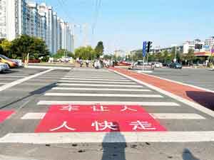 淄博高新区交警优化通行秩序 这个路口设置非机动车待行区禁停区