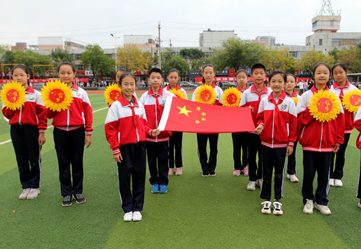 中国红·齐鲁行|我爱你，中国！和国旗同框，这是我们最燃的合影！