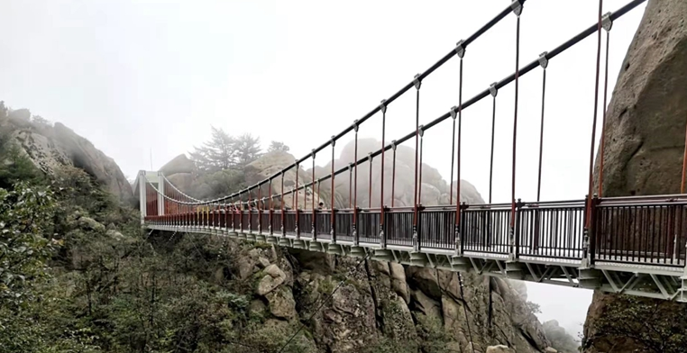 崂山巨峰一座悬索桥重新开放 800米之上好似