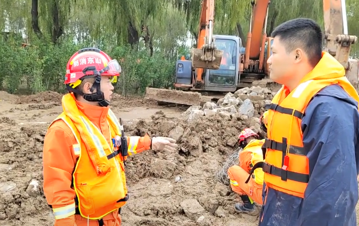 一线快讯｜胜坨镇：消防队员奔赴一线 积极参与防洪抢险